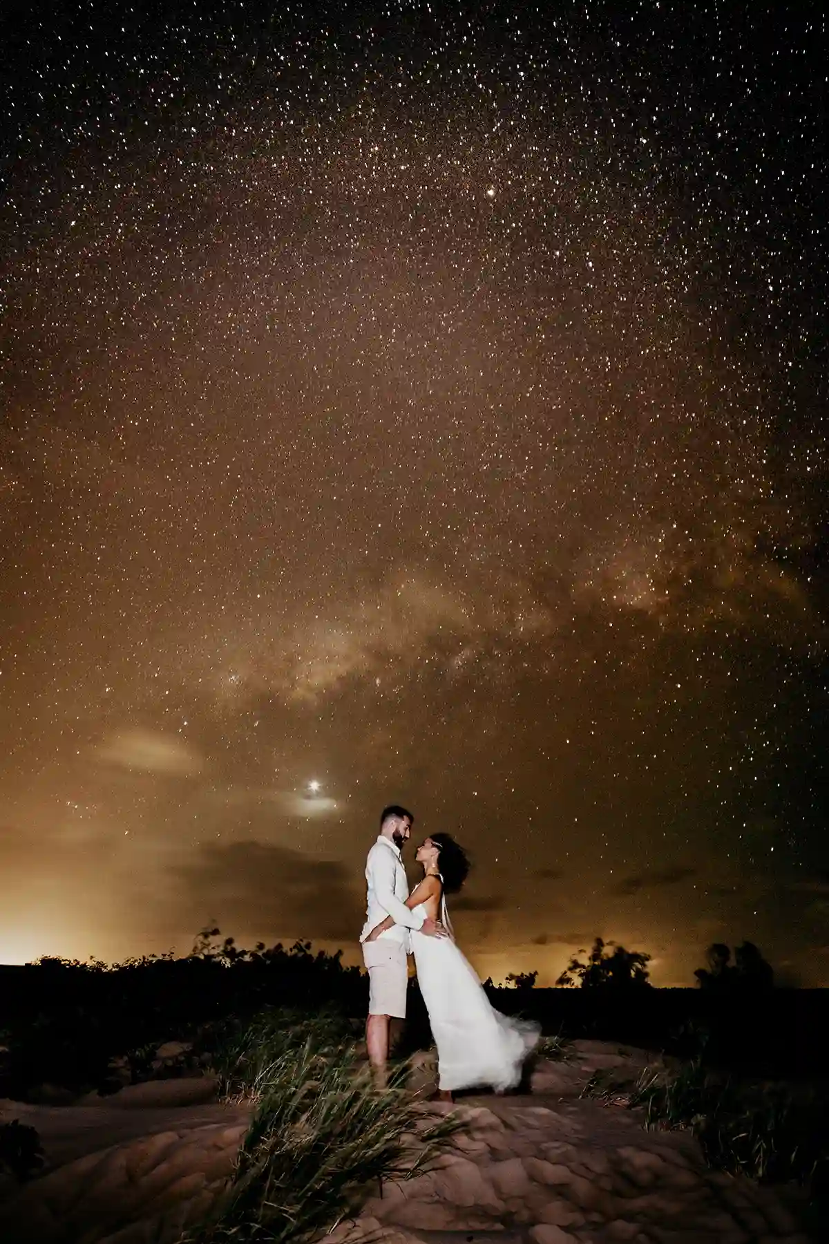 Prewedding Outdoor Berlatar Belakang Langit Malam